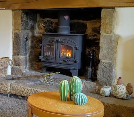 Tansley House | Whimsy by the Peaks - dogs stay free, private parking, fenced garden, pub