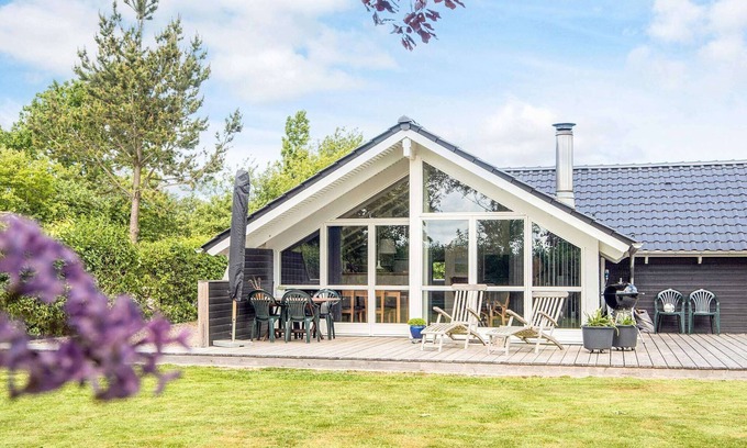 Skaven Strand House | Perfect Holiday Home for 6 in Tarm with Ocean View