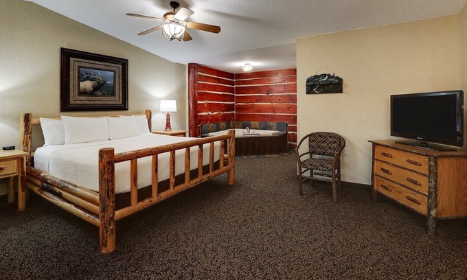 Moline Hotel | Indulge in Theme Suites with Fireplace & Whirlpool at Stoney Creek Quad Cities