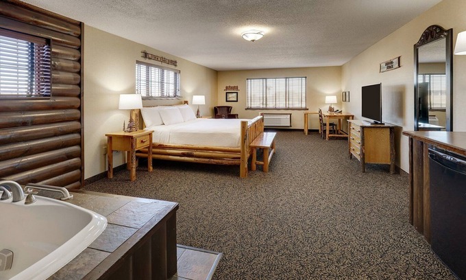 Moline Hotel | Relaxing Stay with Pool, Whirlpool & Work Desk at Stoney Creek