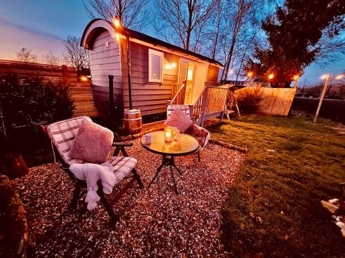 Eye Apartment | Unforgettable Whiskers and Woods Shepherd Hut with Hot Tub