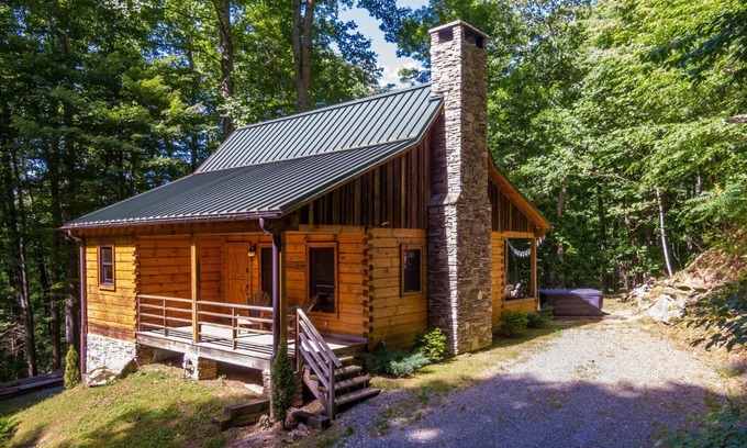 Sugar Grove Cabin | Whiskey Creek Cabin - Relax by the Wooded Creekside