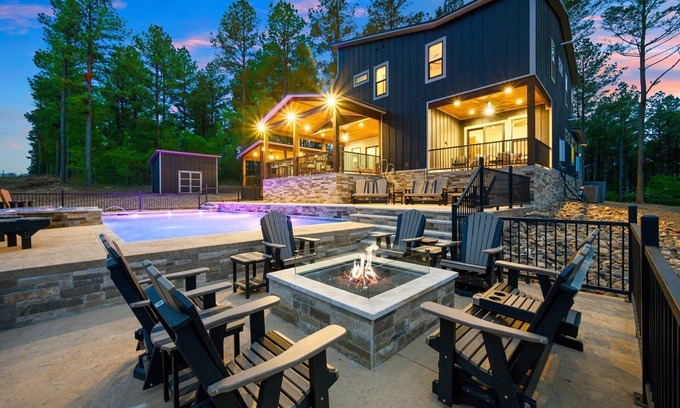 Pickens Cabin | Whiskey Lullaby: Spacious 5-Bedroom with Pool View and Game Room.