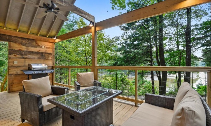 Petal Cabin | Riverside Getaway: Whiskey on the River with Ocean Views