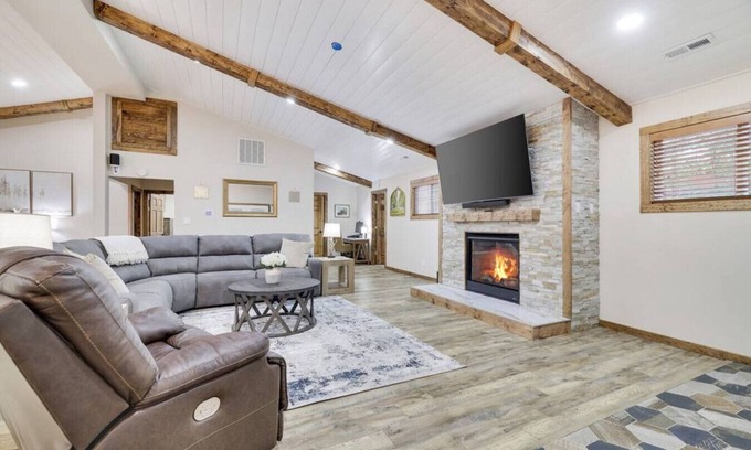 Lake Harmony Cabin | Inviting Lake Harmony 3BR Home with Outdoor Firepit