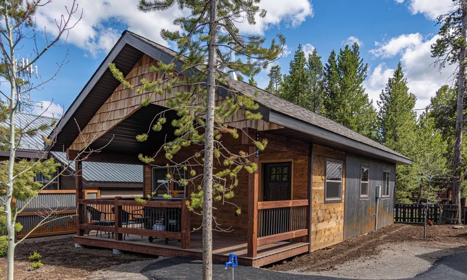 West Yellowstone Cabin | Whiskey Springs Cabin