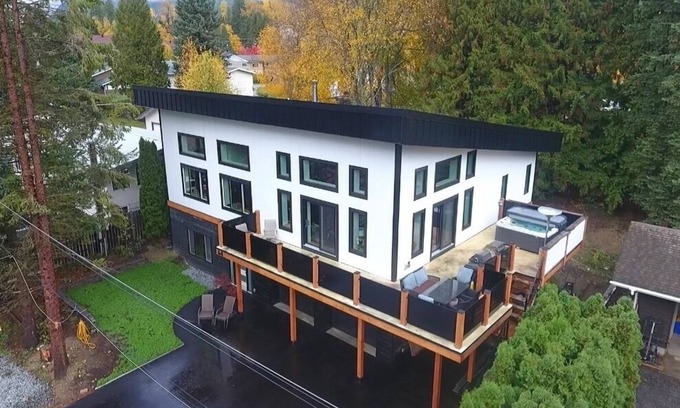 Revelstoke House | WhiskeyJack Estate: Unforgettable Stay with Spa & Hot Tub