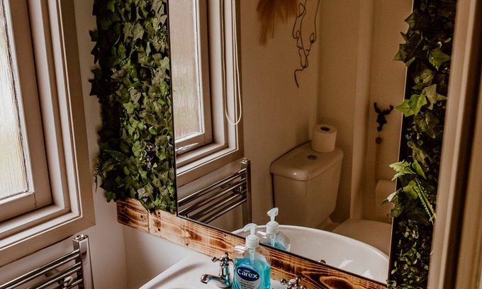 Kilmun Cabin | Whisky Whispers: Pet-Friendly Retreat with Ocean Views