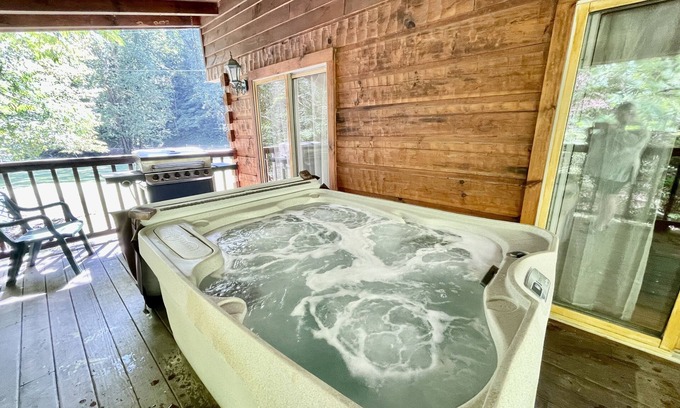 Townsend Cabin | Cozy Whisper Creek Cabin with Pets, Spa, and Hot Tub