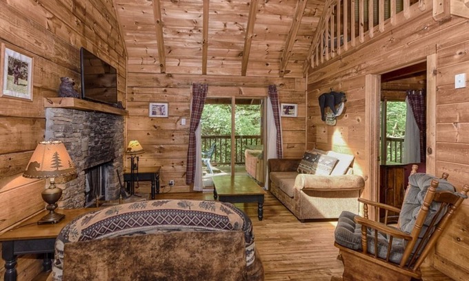 Townsend Cabin | Cozy Whisper Creek 2 Bedroom Cabin with Pet-Friendly Amenities