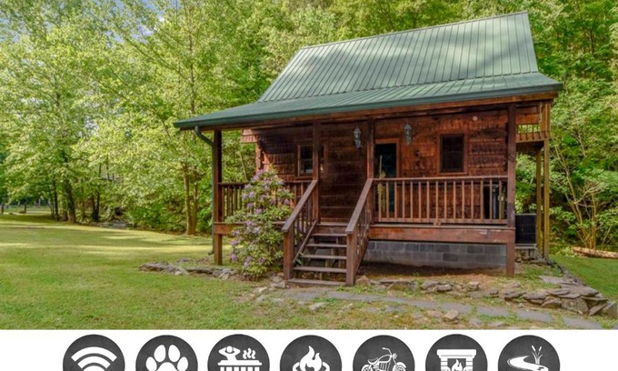 Townsend House | Cozy Whisper Creek Cabin with Hot Tub & Pet-Friendly Comfort