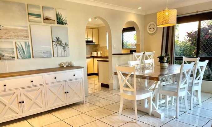Bongaree Apartment | Oceanfront Whispering Palms: Guest Rated 8.8/10