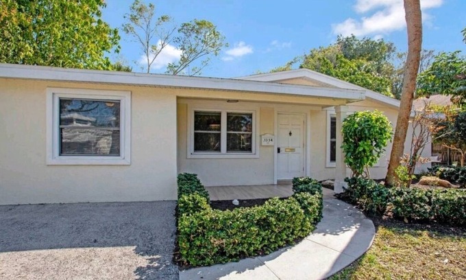 Lake Park House | Whispering Palms Beach House: Pet-Friendly Oasis in Naples