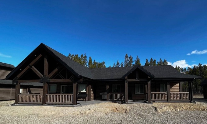 Valemount House | Cozy Whispering Pines Cabin with Family-Friendly Amenities