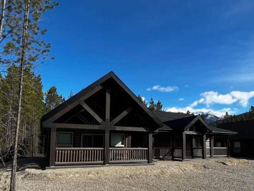 Valemount Villa | Whispering Pines Cabin