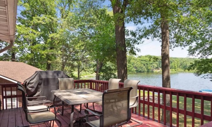 Spooner House | Inviting 3-Bedroom Cabin with Lake View in Spooner, WI