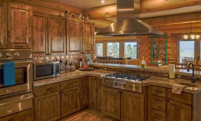 Baker City Cabin | Whispering Pines Lodge: Scenic Views & Inviting Hot Tub