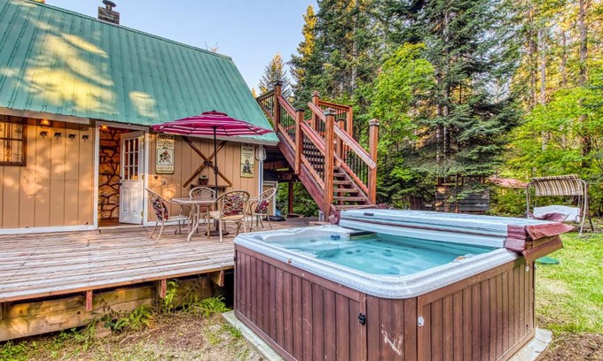 Ardenvoir House | Relax at Whispering Pines: Family and Pet-Friendly Retreat