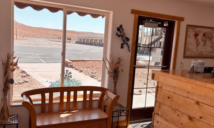 Hanksville Hotel | Relax at Whispering Sands Motel with Spa & Family Amenities