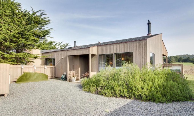 Sea Ranch House | Whispering Wave: Family-Friendly Retreat with Hot Tub
