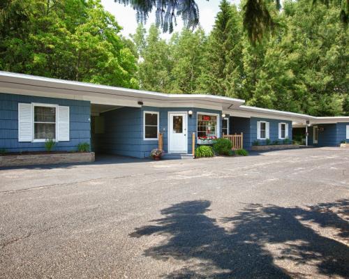 Sennett Hotel | Pet-Friendly Getaway at Whispering Winds Motel