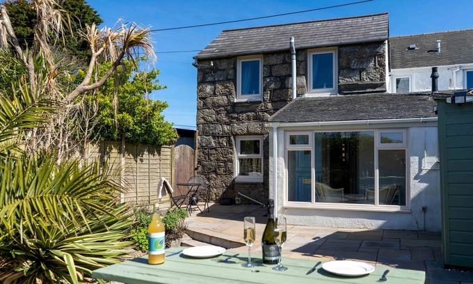 St Ives Cottage | Whistler's Rest in Halsetown: Cozy Retreat with Moors Views