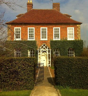 Quedgeley House | Exceptional Whitchurch Farm Guesthouse with Breakfast & Dining