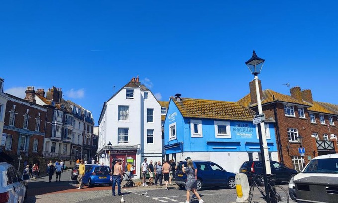 Old Town Hastings House | Experience White Anchor in Historic Hastings with Family Comfort