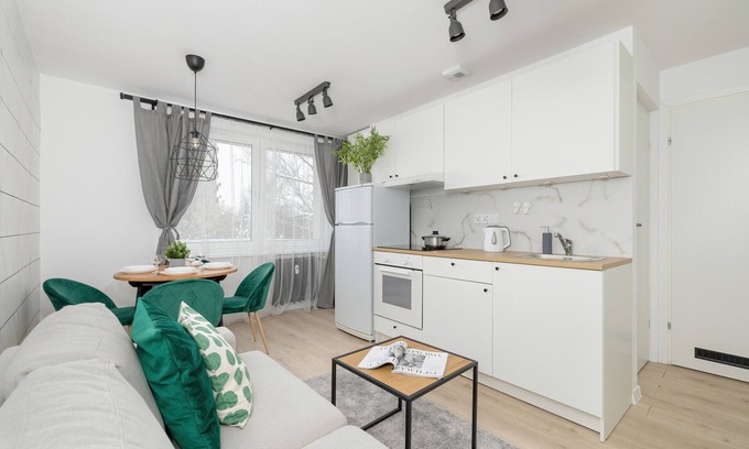 Brynow Apartment | Cozy White and Green Apartment with Breakfast Included