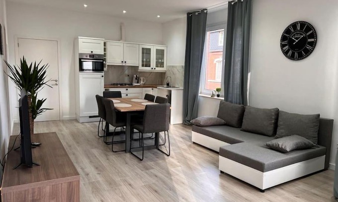 Saint-Laurent Apartment | Cozy 2-Bedroom White Apartment with Fast Wifi & Breakfast