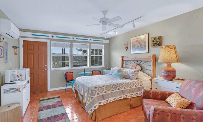 Wimberley House | Unforgettable White Buffalo Room with Stargazing & Spa