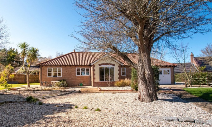 Westleton House | Cozy White Clouds - Family-Friendly Three Bedroom Retreat