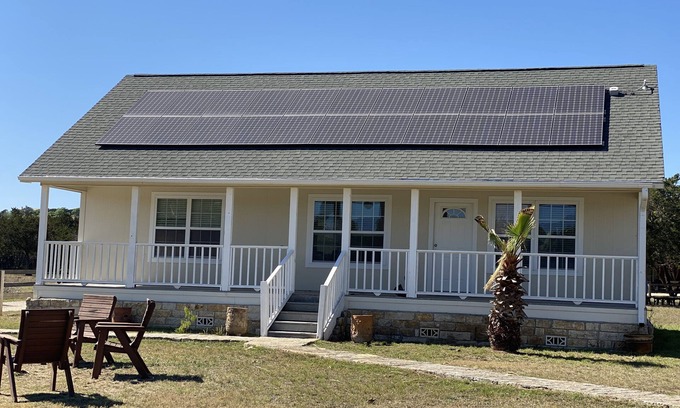 Ingram House | White Cottage: Pet-Friendly Retreat with Ocean Views & Firepit