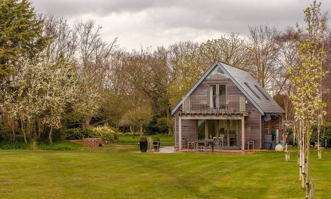 Woodbridge Cottage | Cozy White Cottage Apartment with Spa & Breakfast for Two