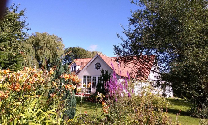 Keal Cotes Bed & Breakfast | Exceptional White Cottage B&B: 4-Star with Breakfast Included
