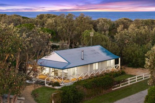 The Honeysuckles House | Beachfront Paradise: White Cottage on Ninety Mile Beach
