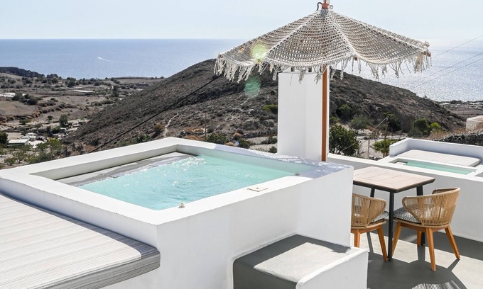 Akrotiri Hotel | Discover White Curves: Family-Friendly with Pool & Breakfast