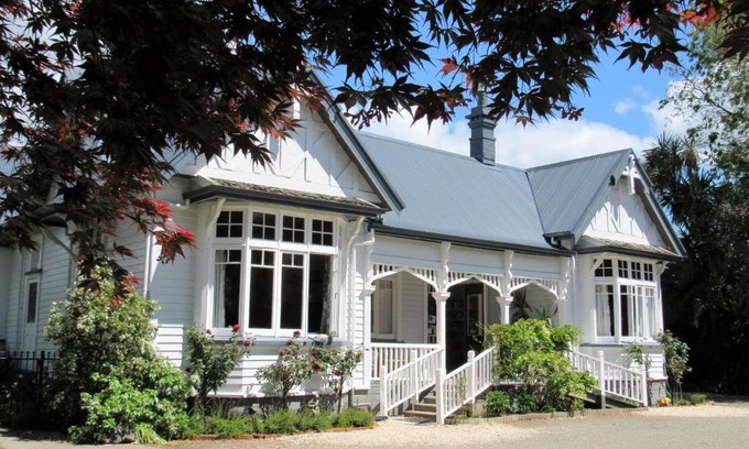 Motueka Hostel | Family-Friendly White Elephant Accommodation with Kitchen Access