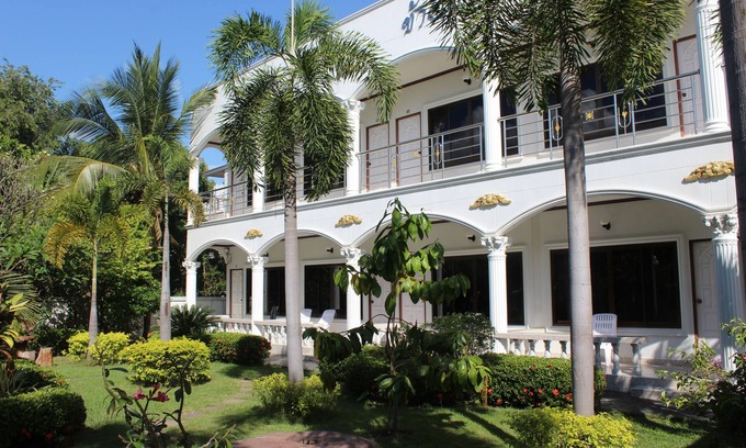 Surin Hotel | Charming White Elephant Resort: Family-Friendly Getaway