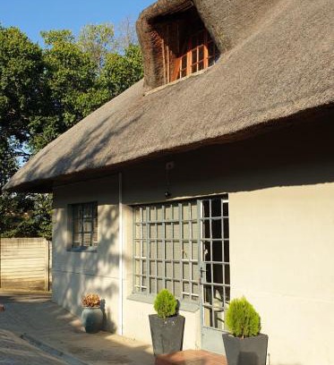 Okhahlamba Apartment | Cozy White Feathers: Highly Rated with Breakfast Included