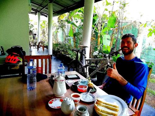 Maradankadawala House | Cozy White Guest: Pet-Friendly Stays with Breakfast Options