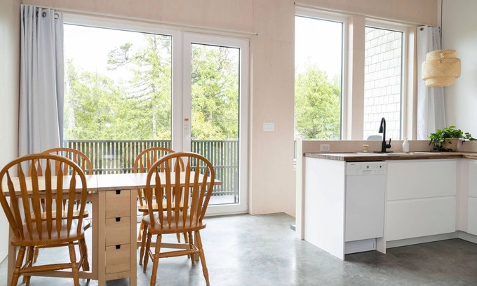 Ucluelet Cottage | White Haus - Inviting Rainforest Retreat Near Beach