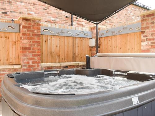 Swanwick House | Exceptional White Heather Barn: Pet-Friendly Retreat with Hot Tub
