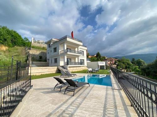 Sapanca Villa | Relax at White Home Sapanca: Oceanfront Family Retreat