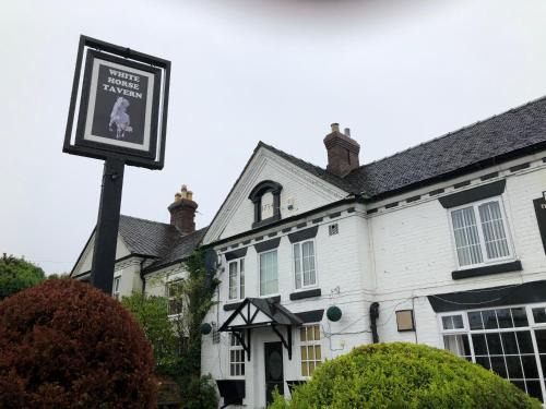 Donnington Bed & Breakfast | Cozy White Horse Tavern: Guest Rated 9/10 with Breakfast