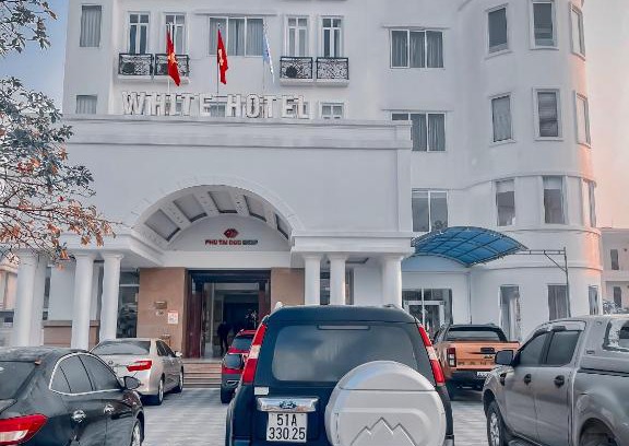 Ha Tinh Hotel | Budget-Friendly Stay at White Hotel with Hot Tub & Breakfast