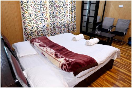 Srechan House | Cozy White House Cottage with Breakfast and Hot Tub
