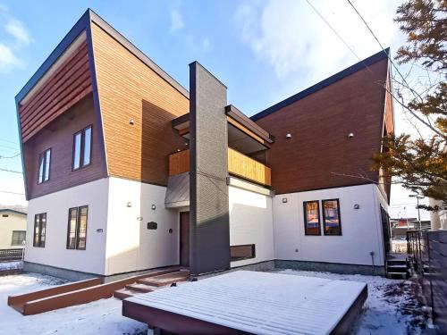 Shiraoi House | Relaxing White House Onsen Guesthouse with Hot Tub & Kitchen