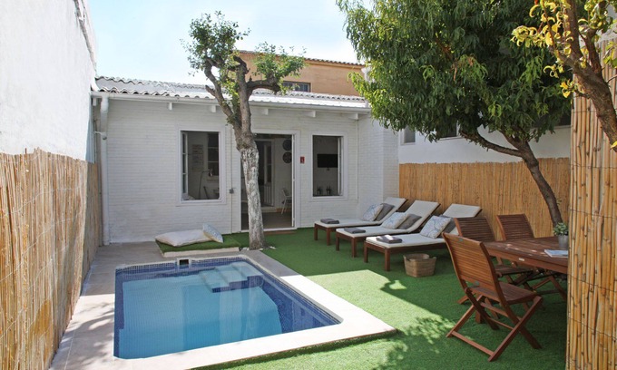 La Marina del Prat Vermell House | Relax at White House: Poolside Retreat in Barcelona