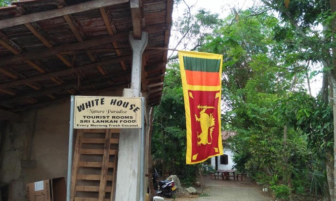 Unawatuna House | Cozy White House: Family-Friendly with Complimentary Breakfast